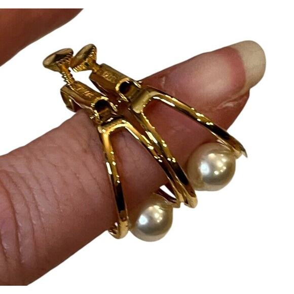 Vintage Napier Gold tone Faux Pearl Screwback Earrings Hoops Open Work .75” - Picture 4 of 6